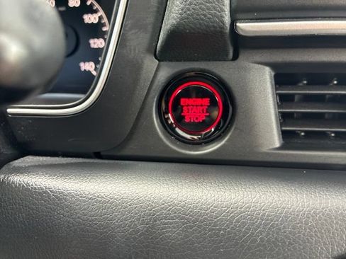 Used 2025 Honda Pilot Touring image 22