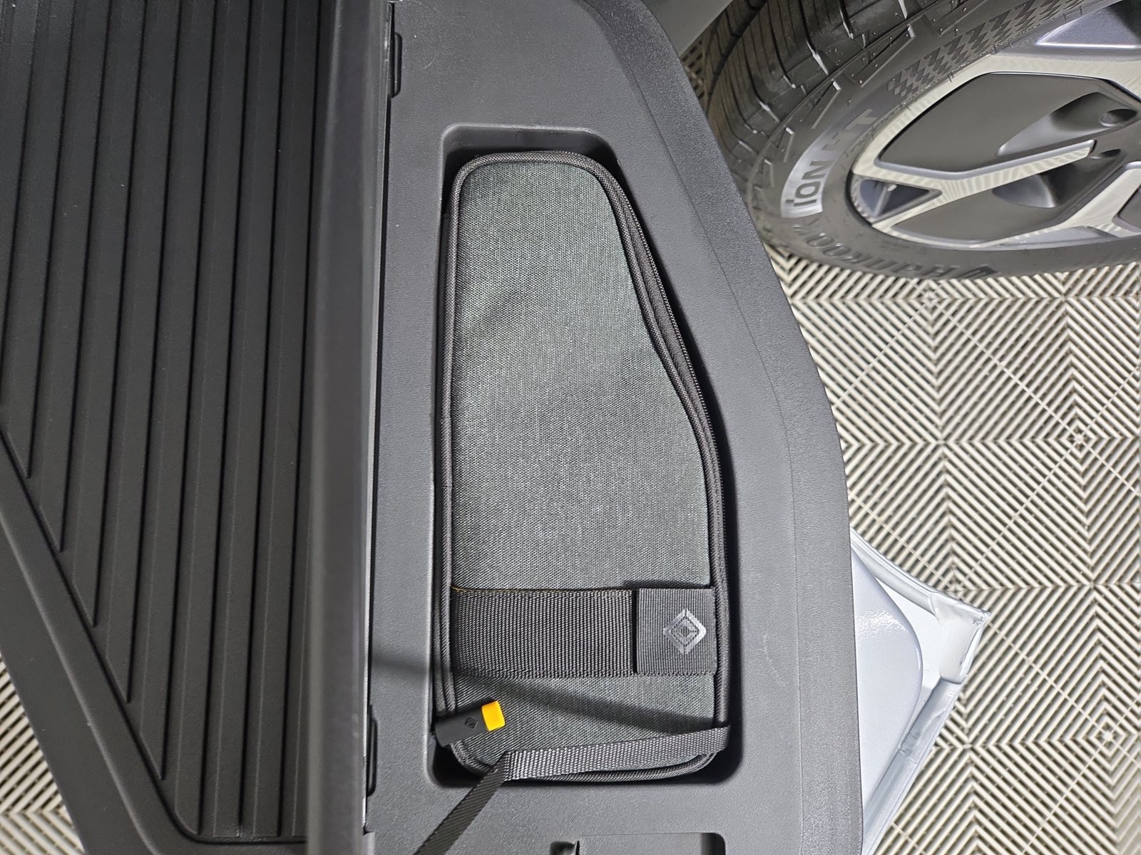 Used 2024 Rivian R1T Adventure Dual AWD/4WD image 32