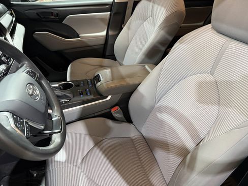 Used 2020 Toyota Highlander L AWD/4WD image 21