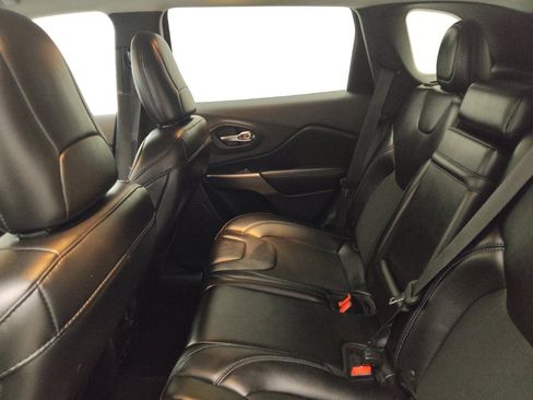 Used 2019 Jeep Cherokee Latitude Plus w/ Comfort/Convenience Group image 18