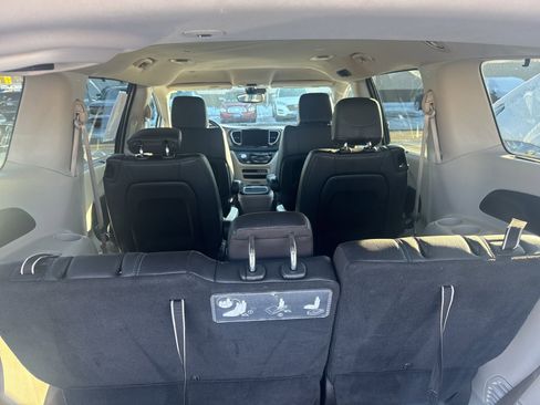 Used 2021 Chrysler Pacifica Touring-L image 8