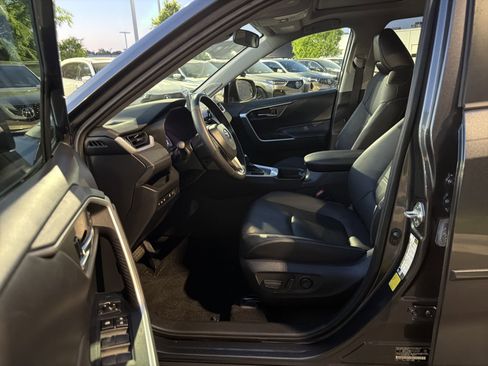 Used 2021 Toyota RAV4 XLE Premium image 12