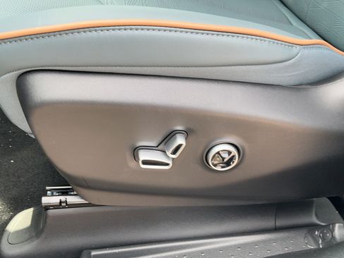 New 2027 Chrysler Pacifica Pinnacle w/ Theater Group FWD image 19