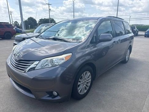Used 2013 Toyota Sienna XLE FWD image 1
