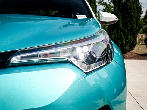 Used 2018 Toyota C-HR XLE FWD image 6