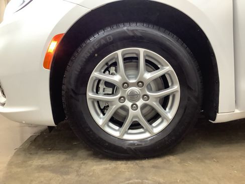 Used 2023 Chrysler Pacifica Touring-L FWD image 23