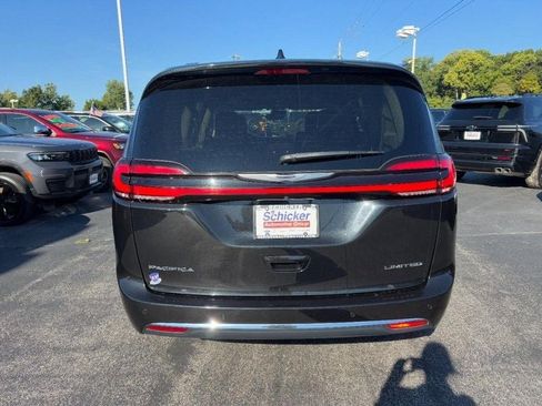 Used 2023 Chrysler Pacifica Limited image 5