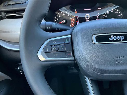 Used 2025 Jeep Compass Limited image 21