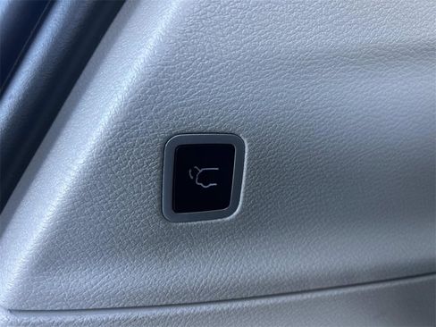 Used 2024 Chrysler Pacifica Touring-L image 14