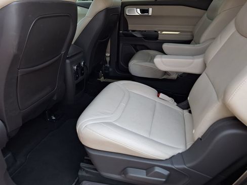 Used 2020 Ford Explorer Platinum w/ Premium Technology Package AWD/4WD image 12