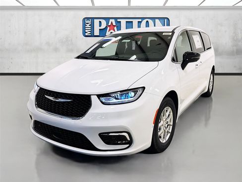 New 2026 Chrysler Pacifica Select image 3