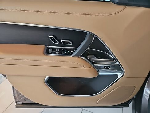 Used 2025 Land Rover Range Rover SE image 13