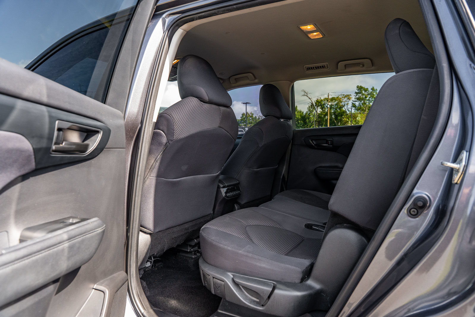 Used 2024 Toyota Highlander LE FWD image 17