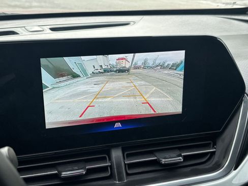 Used 2025 Chevrolet Trax LT w/ LT Convenience Package image 17