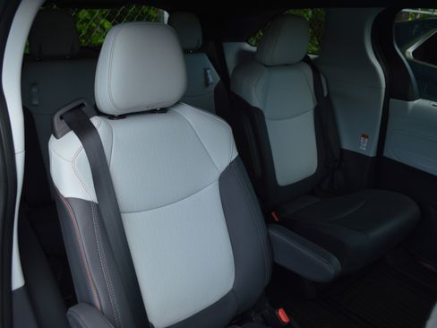 Used 2022 Toyota Sienna XSE FWD image 35