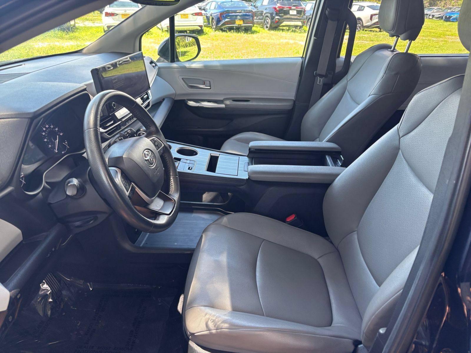 Used 2025 Toyota Sienna XLE FWD image 28