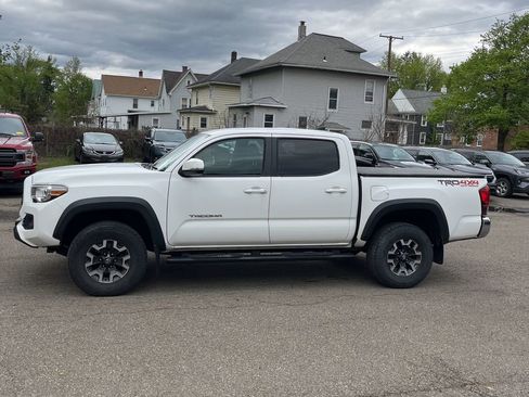 Used 2018 Toyota Tacoma TRD Off-Road AWD/4WD image 2