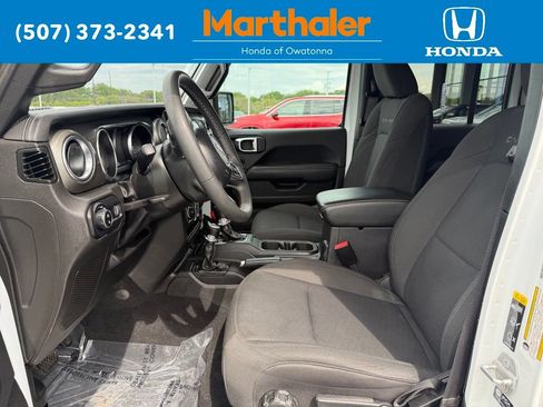 Used 2023 Jeep Gladiator Overland AWD/4WD image 9