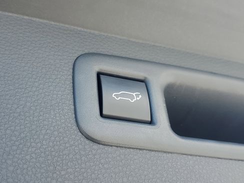 Used 2023 Toyota Highlander XLE FWD image 9