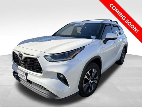 Used 2021 Toyota Highlander XLE FWD image 1