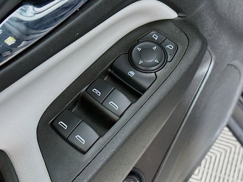 Used 2022 Chevrolet Equinox LT w/ Driver Convenience Package image 17