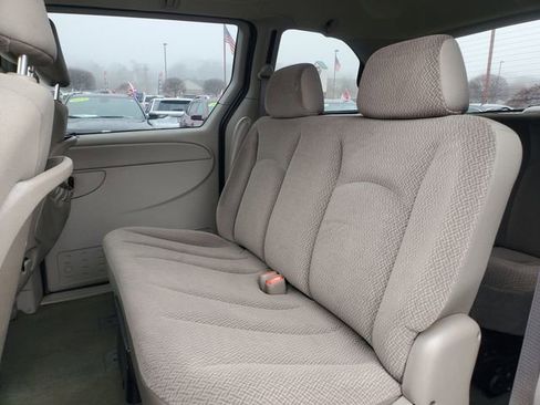 Used 2006 Chrysler Town & Country image 26