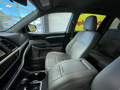 Used 2019 Toyota Highlander LE image 12