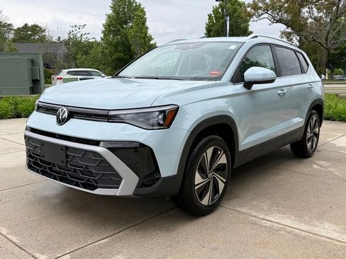 New 2026 Volkswagen Taos SE AWD/4WD image 2