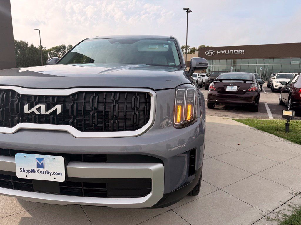 Used 2024 Kia Telluride EX w/ EX Captain's Chair Package FWD image 12