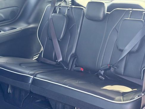 Used 2025 Chrysler Pacifica Limited FWD image 19