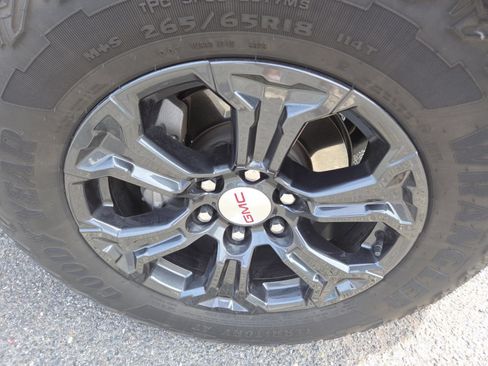 Used 2024 GMC Canyon Elevation w/ Convenience Package RWD image 9