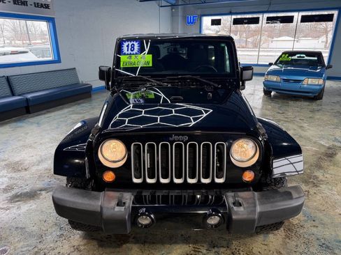 Used 2018 Jeep Wrangler Unlimited Sahara w/ Connectivity Group image 9