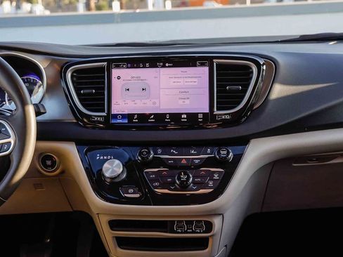 Used 2023 Chrysler Pacifica Touring-L FWD image 16
