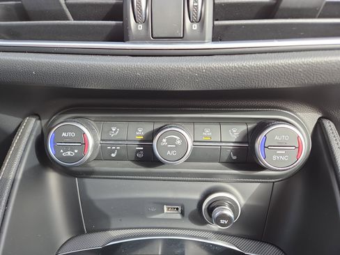 Used 2022 Alfa Romeo Stelvio Veloce image 28