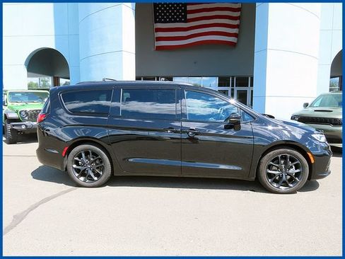 Certified 2025 Chrysler Pacifica Limited FWD image 2