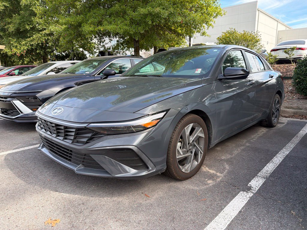 Certified 2025 Hyundai Elantra Sport FWD image 3