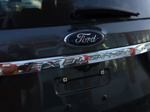 Used 2018 Ford Explorer XLT w/ Equipment Group 201A FWD image 9