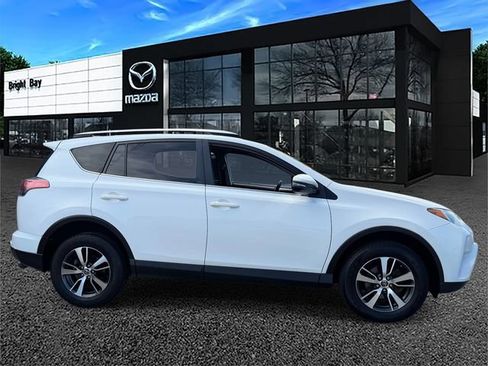 Used 2017 Toyota RAV4 XLE AWD/4WD image 5