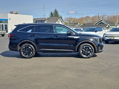 Used 2024 Kia Sorento S image 7