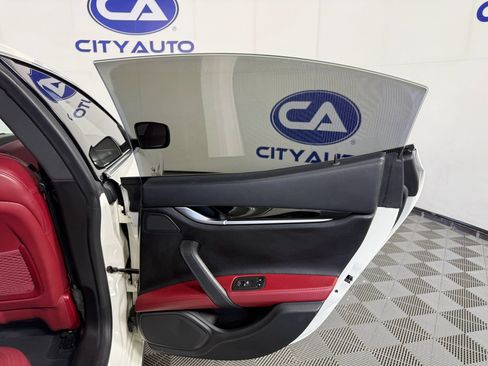 Used 2016 Maserati Ghibli Base image 13