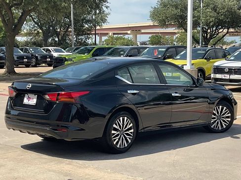 Used 2025 Nissan Altima 2.5 SV FWD image 5