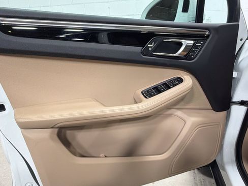 Certified 2026 Porsche Macan AWD/4WD image 22
