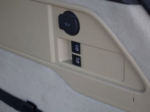 Used 2012 Volkswagen Touareg TDI image 30