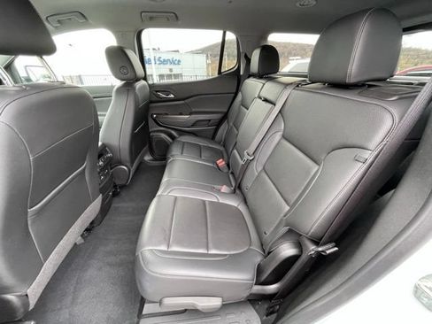 Used 2023 GMC Acadia SLT FWD image 28