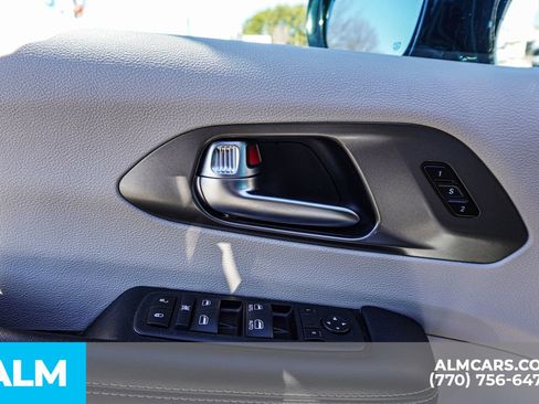 Used 2024 Chrysler Pacifica Select image 55