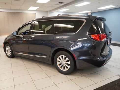 Used 2019 Chrysler Pacifica Touring-L image 7