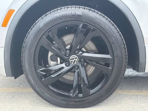 Certified 2023 Volkswagen Tiguan SE R-Line FWD image 30