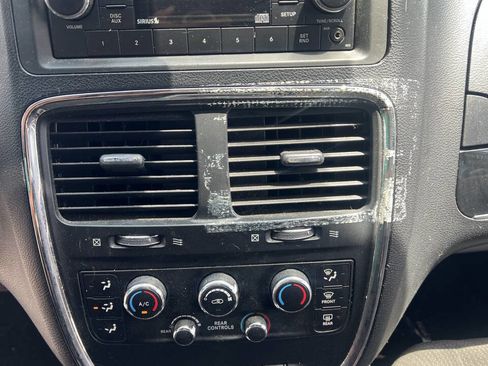 Used 2015 Dodge Grand Caravan SE image 12