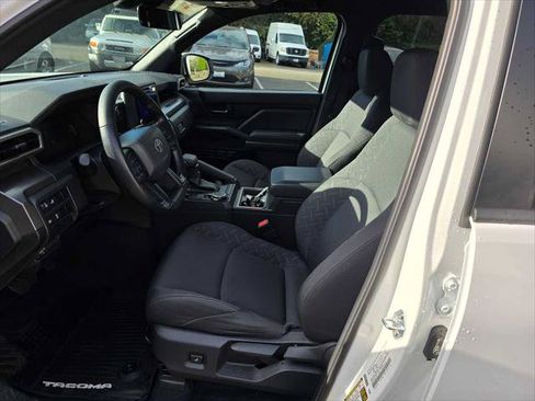 Certified 2025 Toyota Tacoma SR5 AWD/4WD image 24