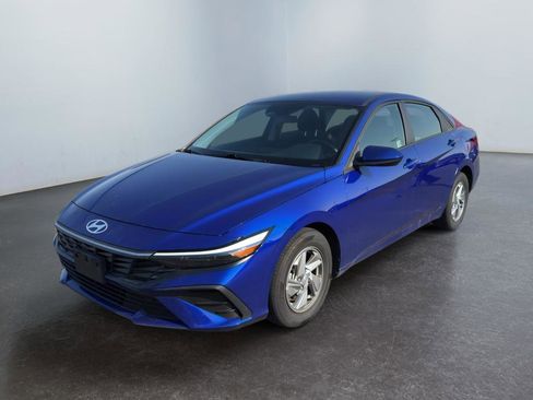 Certified 2024 Hyundai Elantra SE image 1